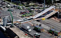 Mỹ: Sập cầu tại Miami, nhiều người thương vong