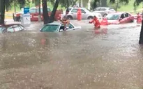 Mưa đá bất ngờ gây ngập đường phố ở Mexico