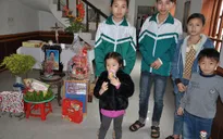 Thương 5 chị em mồ côi rau cháo nuôi nhau