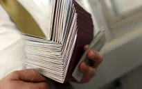 EU cảnh báo siết chặt cấp thị thực ngăn di cư