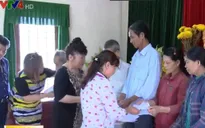 Hội người Việt Nam tại CHLB Đức tặng quà người dân Bình Định bị thiên tai