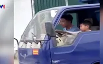 [VIDEO] Kinh hãi bé trai lái xe tải chạy băng băng trên đường