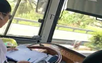 Phát hoảng vì chủ phương tiện vừa lái xe vừa ghi sổ sách