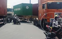 Nhiều vụ tai nạn giao thông do xe máy "cắt đầu" xe container