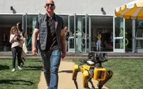 Ông chủ Amazon “gây sốt” khi dắt chó... robot đi dạo