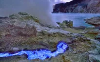 Núi lửa ở Indonesia phun khí độc, 30 người nhập viện
