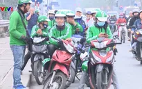 Nóng cuộc chiến giữa xe ôm truyền thống và xe ôm công nghệ