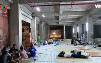Vụ cháy chung cư Carina TP.HCM: Đêm tạm cư đầu tiên của cư dân