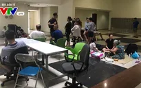 Vụ cháy chung cư Carina Plaza: Người dân băn khoăn nên đi hay ở lại?
