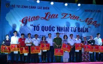 Cảnh sát biển tặng cờ Tổ quốc, trang thiết bị khám bệnh cho ngư dân Lý Sơn