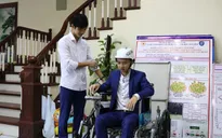 Học sinh sáng chế "xe lăn leo cầu thang"
