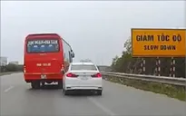 Xe khách lạng lách, đánh võng trước đầu xe con trên cao tốc