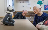Robot biết làm nũng, "khóc nhè" mang lại niềm vui cho người già