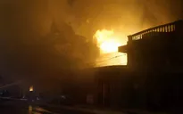 VIDEO: Cháy lớn lan ra 5 nhà dân gần cây xăng ở Hải Phòng
