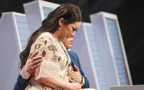 Quang Lê ôm Như Quỳnh nói lời yêu trong Thần tượng Bolero