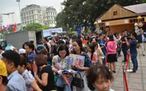 Hàng trăm người xếp hàng "săn" vé máy bay giá rẻ