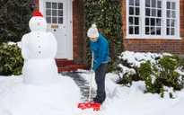 Khó khăn dọn tuyết sau cơn bão tại thành phố London, Anh