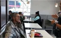 Người vô gia cư bị đuổi khỏi cửa hàng McDonald’s