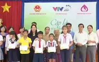 Ngân hàng chính sách tặng quà cho các em nhỏ lá chưa lành tại Tây Ninh