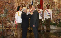 Trao Huân chương Sao vàng cho đồng chí Raul Castro