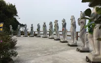 Sau mặc đồ bơi và che lá, tượng 12 con giáp sẽ bị “nhốt vào chuồng”