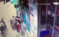 Rút dao cướp điện thoại ở Bình Chánh, TP.HCM