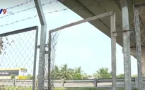 Long An: Cắt hàng rào cao tốc để tạo lối đi