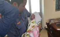 Nhân viên đường sắt đỡ đẻ cho sản phụ trên tàu