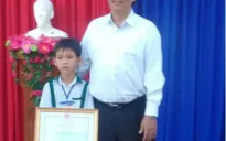 Trao Bằng khen của Bộ GD&ĐT đến học sinh lớp 3 trả lại 44 triệu đồng nhặt được