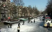 Trượt băng trên dòng kênh tại Hà Lan