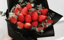 Hoa dâu tây, hoa hồng socola hút khách ngày cận 8/3