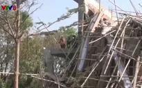 Kon Tum: Lốc xoáy làm sập mái nhà thờ và trường học