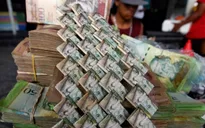 Lạm phát leo thang, người dân Venezuela dùng tiền để gấp đồ thủ công đem bán