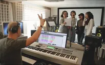 Clip hậu trường làm nhạc phim thú vị của "Tháng năm rực rỡ"