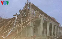 Lốc xoáy làm sập mái nhà thờ đang xây và tốc mái phòng học tại Kon Tum