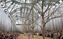 Hết trạm vũ trụ, Chanel lại biến sàn runway thành rừng