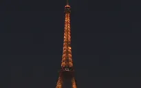 Pháp thắp sáng tháp Eiffel với thông điệp tôn vinh nữ quyền
