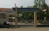 Tạm đình chỉ học tập học sinh bóp cổ cô giáo ở Bến Tre