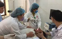 Gắp con vắt sống trong mũi bé trai 3 tuổi