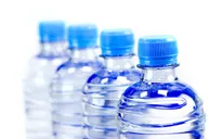Nên mua máy lọc nước nóng lạnh hay nước uống nước đóng chai?