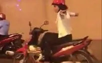 VIDEO: Thót tim vì người phụ nữ đi xem máy bỏ tay và đánh võng