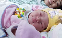 Bé gái đầu tiên ra đời từ điều trị tắc vòi trứng ở người mẹ