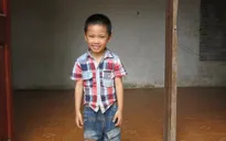 Gia đình bé trai tim bẩm sinh túng quẫn trong cảnh nghèo khó