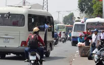 Xe dù tràn lan tại sân bay Nội Bài