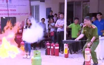 Diễn tập PCCC cho học sinh tiểu học và công nhân trong khu lưu trú