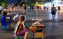 Lộn xộn hàng rong trên phố đi bộ Nguyễn Huệ, TP.HCM
