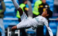 Con trai C.Ronaldo tái hiện tuyệt tác “xe đạp chổng ngược” của bố