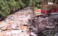 Rác thải ngập ngụa kênh thoát nước của sân bay Tân Sơn Nhất