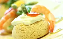 Vào bếp với món bánh salad tôm