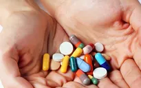 Người lớn đang lạm dụng kháng sinh cho trẻ